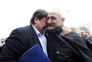 Colsa, emocionado abraza a Tuto Sañudo tras expulsar al consejo "okupa".